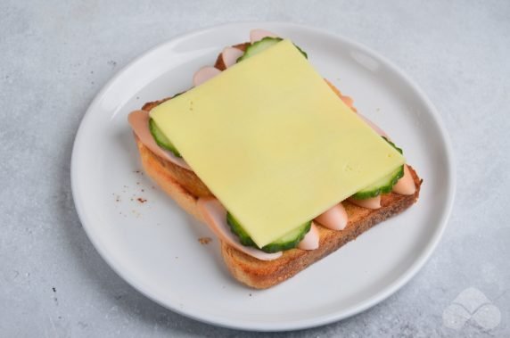Горячие бутерброды с сосисками и сыром – фото приготовления рецепта, шаг 4