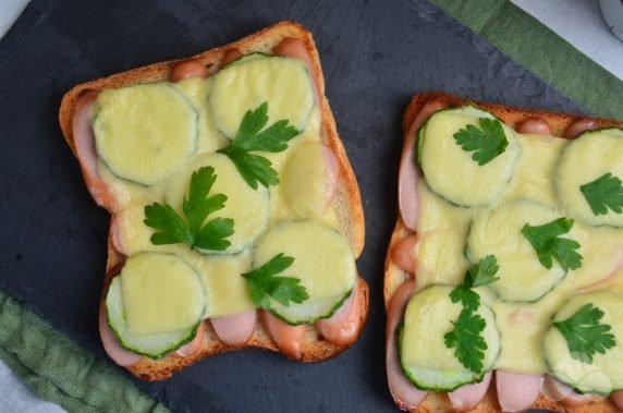 Горячие бутерброды с сосисками и сыром – фото приготовления рецепта, шаг 5