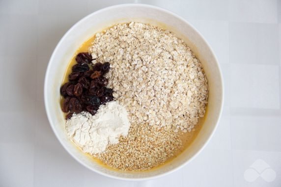 Овсяное печенье с изюмом и кунжутом – фото приготовления рецепта, шаг 4