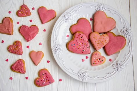 Печенье «Сердечки» с розовой глазурью