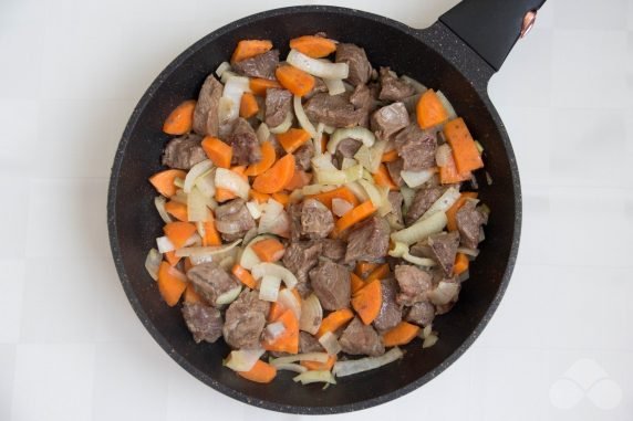 Гуляш из говядины и овощей с подливой – фото приготовления рецепта, шаг 4