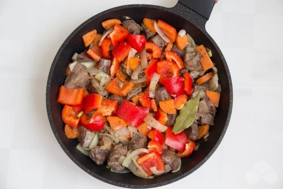 Гуляш из говядины и овощей с подливой – фото приготовления рецепта, шаг 5