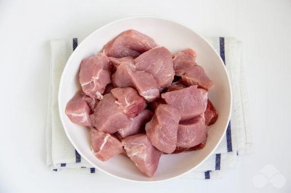 Гуляш из свинины со свежими помидорами – фото приготовления рецепта, шаг 1