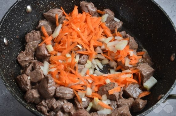Гуляш из говядины с копченой паприкой – фото приготовления рецепта, шаг 4