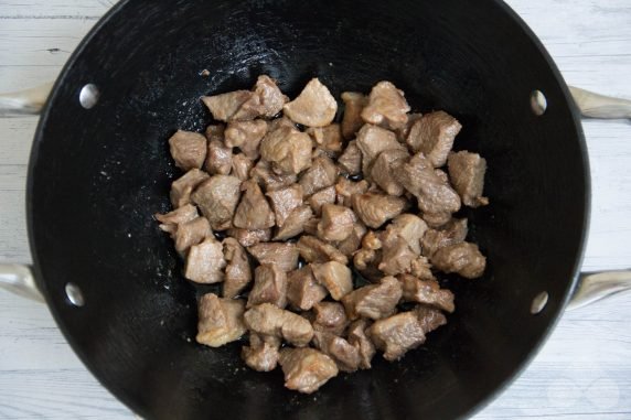 Гуляш из баранины с картофелем и зеленым горошком – фото приготовления рецепта, шаг 2