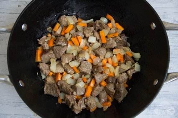 Гуляш из баранины с картофелем и зеленым горошком – фото приготовления рецепта, шаг 3