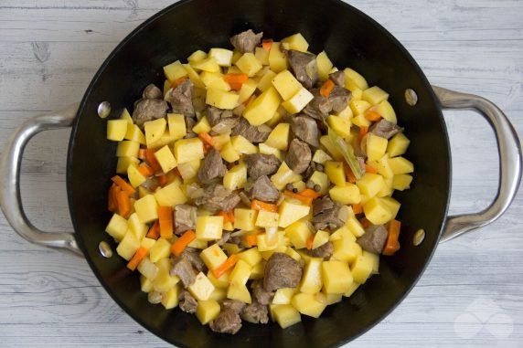Гуляш из баранины с картофелем и зеленым горошком – фото приготовления рецепта, шаг 4