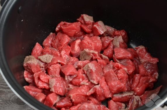 Гуляш из говядины в мультиварке – фото приготовления рецепта, шаг 3