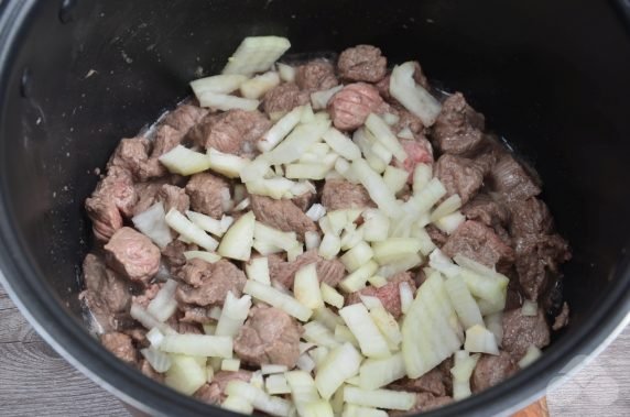 Гуляш из говядины в мультиварке – фото приготовления рецепта, шаг 4