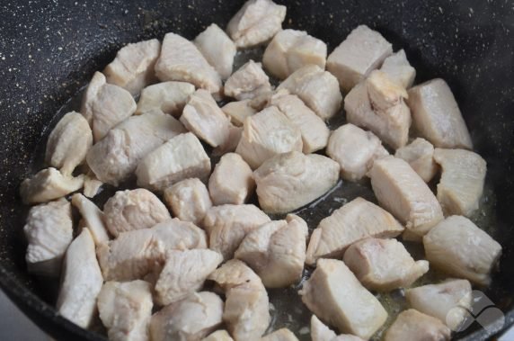 Гуляш из курицы со сметаной и карри – фото приготовления рецепта, шаг 3