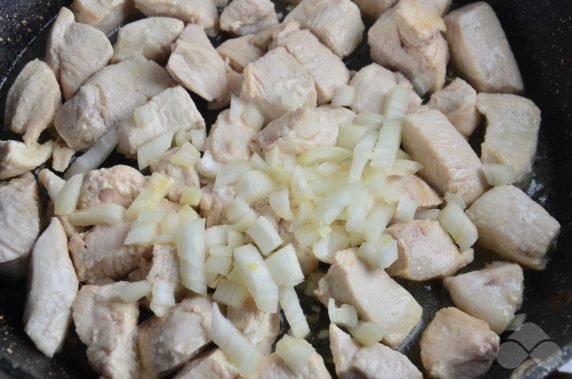 Гуляш из курицы со сметаной и карри – фото приготовления рецепта, шаг 4