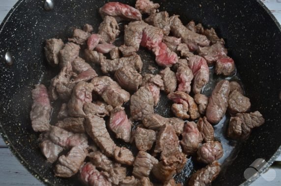 Гуляш из говядины в духовке – фото приготовления рецепта, шаг 3