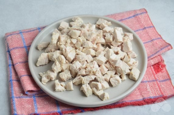 Салат «Гранатовый браслет» с курицей и грецкими орехами – фото приготовления рецепта, шаг 1