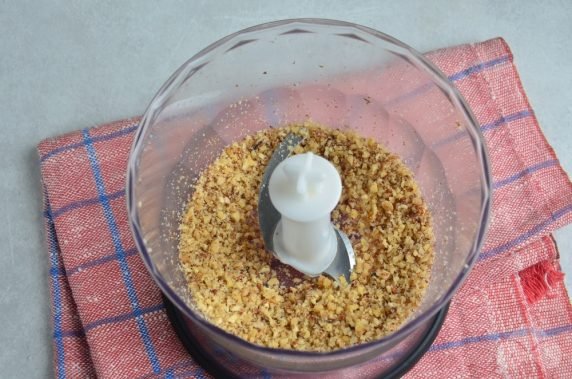 Салат «Гранатовый браслет» с курицей и грецкими орехами – фото приготовления рецепта, шаг 2