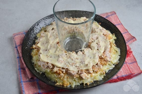 Салат «Гранатовый браслет» с курицей и грецкими орехами – фото приготовления рецепта, шаг 5