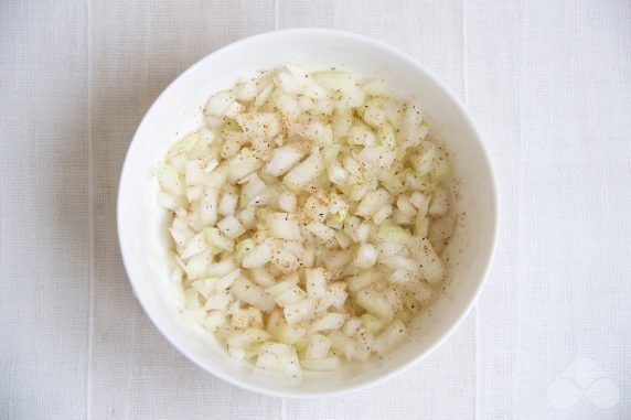 Слоеный салат «Гранатовый браслет» с маринованным луком – фото приготовления рецепта, шаг 2