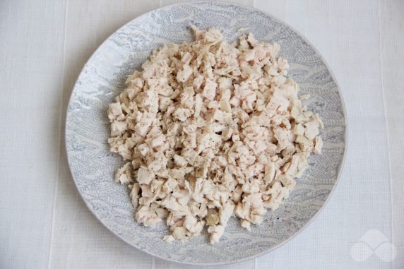Слоеный салат «Гранатовый браслет» с маринованным луком – фото приготовления рецепта, шаг 3