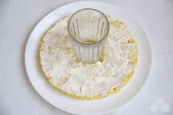 Слоеный салат «Гранатовый браслет» с маринованным луком – фото приготовления рецепта, шаг 6