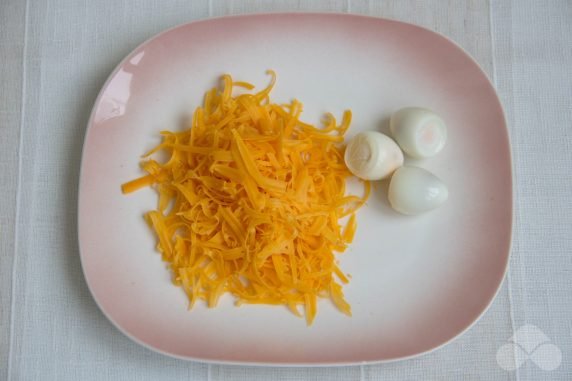 Салат «Гнездо глухаря» с сыром и ветчиной – фото приготовления рецепта, шаг 2