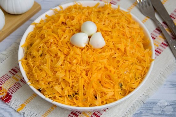 Салат «Гнездо глухаря» с сыром и ветчиной – фото приготовления рецепта, шаг 6
