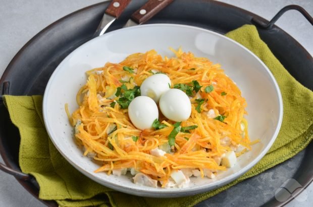 Салат гнездо глухаря. Рецепт салата с картошкой пай, курицей, огурцом и сыром. Салат с картофелем.