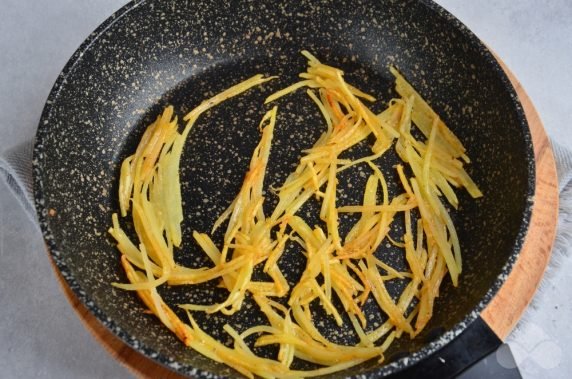 Салат «Гнездо глухаря» с маринованными шампиньонами – фото приготовления рецепта, шаг 4