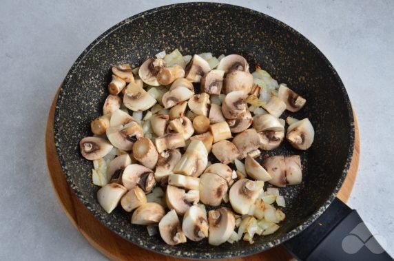 Салат «Гнездо глухаря» с жареными грибами – фото приготовления рецепта, шаг 6