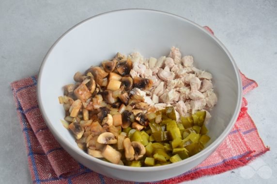 Салат «Гнездо глухаря» с жареными грибами – фото приготовления рецепта, шаг 7