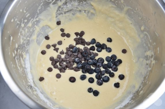 Маффины с шоколадными каплями и голубикой – фото приготовления рецепта, шаг 4