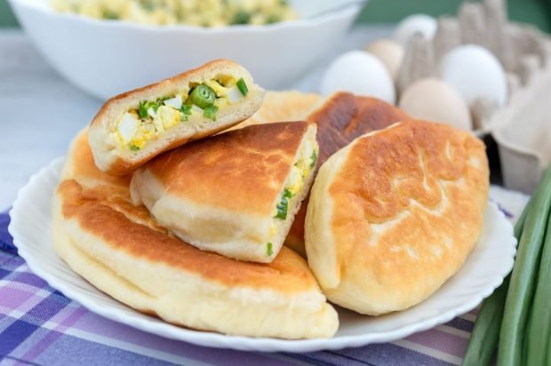 Пирожки с яйцом и зелёным луком в духовке