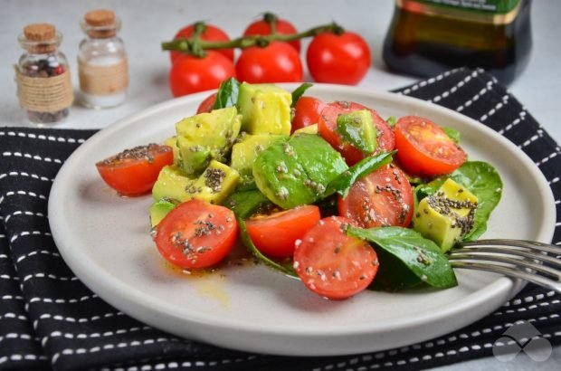 Вегетарианский салат с авокадо и семенами чиа