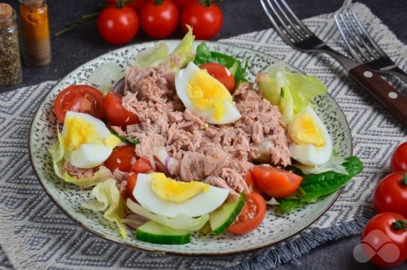 Салат с тунцом и овощами – фото приготовления рецепта, шаг 5