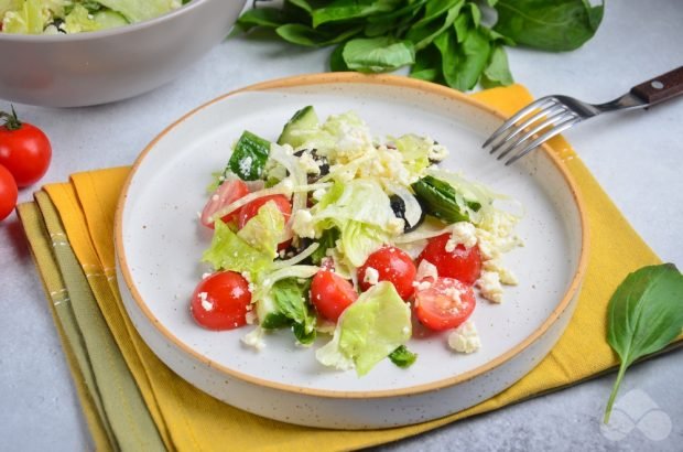 Овощной салат с маслинами и фетой