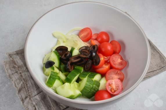 Овощной салат с маслинами и фетой – фото приготовления рецепта, шаг 1