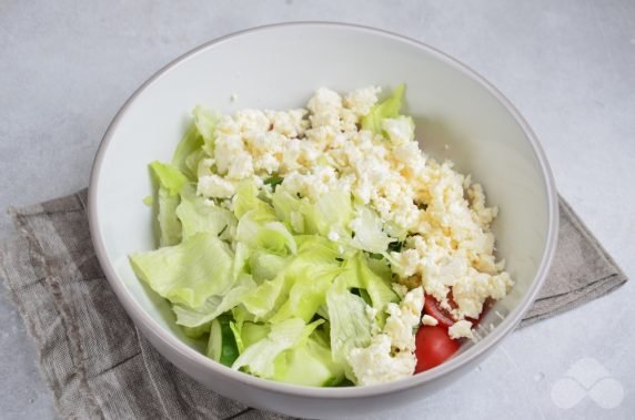 Овощной салат с маслинами и фетой – фото приготовления рецепта, шаг 3
