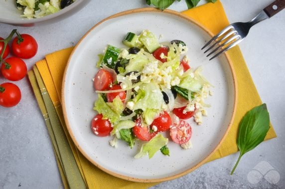 Овощной салат с маслинами и фетой – фото приготовления рецепта, шаг 4