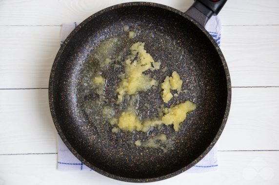 Салат из рукколы, карамелизированной груши и горгонзолы – фото приготовления рецепта, шаг 2