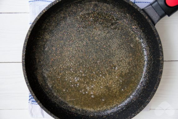 Салат из рукколы, карамелизированной груши и горгонзолы – фото приготовления рецепта, шаг 3