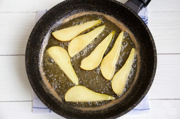 Салат из рукколы, карамелизированной груши и горгонзолы – фото приготовления рецепта, шаг 4