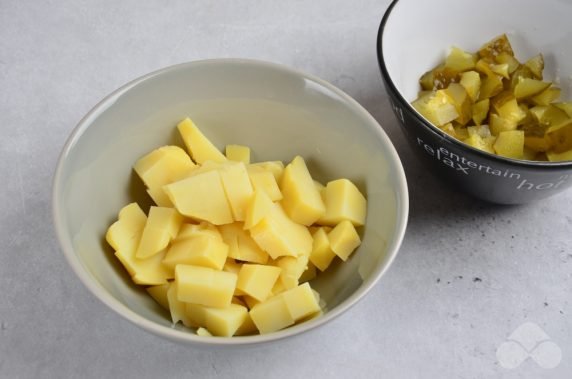 Салат с картофелем, солеными огурцами и луком – фото приготовления рецепта, шаг 1