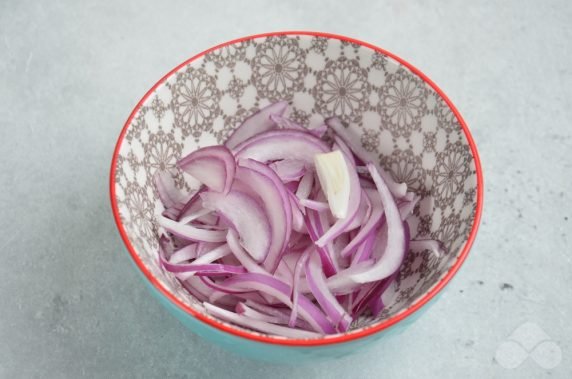 Салат с картофелем, солеными огурцами и луком – фото приготовления рецепта, шаг 2