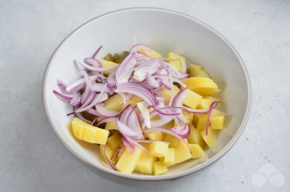 Салат с картофелем, солеными огурцами и луком – фото приготовления рецепта, шаг 3
