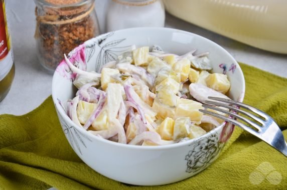Салат с картофелем, солеными огурцами и луком – фото приготовления рецепта, шаг 4
