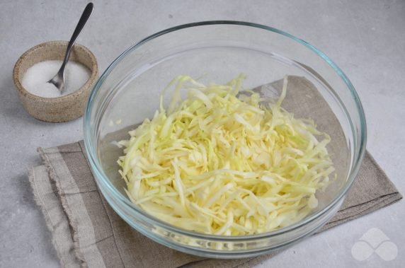 Салат из капусты и моркови с майонезом – фото приготовления рецепта, шаг 2