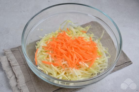 Салат из капусты и моркови с майонезом – фото приготовления рецепта, шаг 3