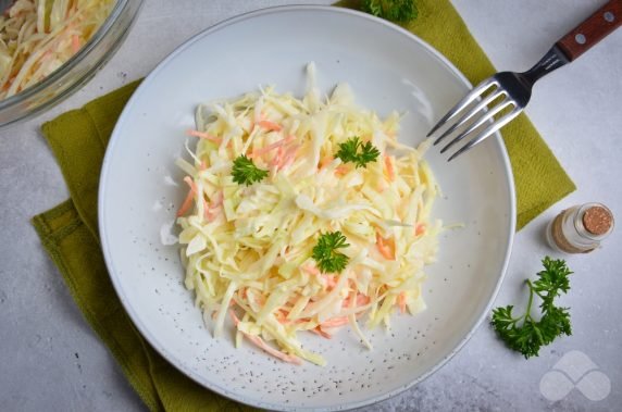 Салат из капусты и моркови с майонезом – фото приготовления рецепта, шаг 4