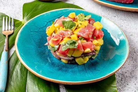 Салат из тунца, манго и лука