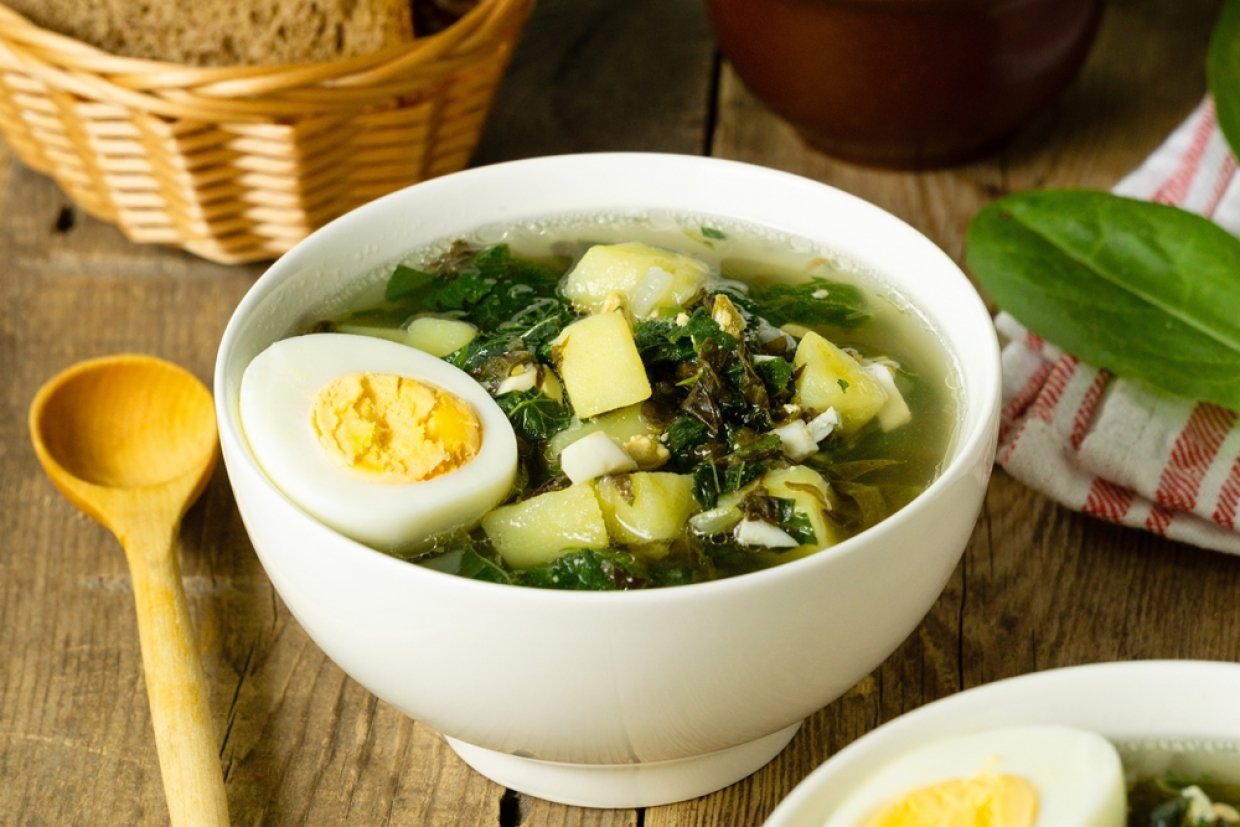 Зеленый суп со щавелем и яйцом
