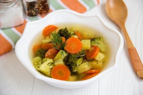 Овощной суп с брокколи и морковью