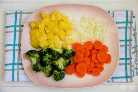 Овощной суп с брокколи и морковью – фото приготовления рецепта, шаг 1